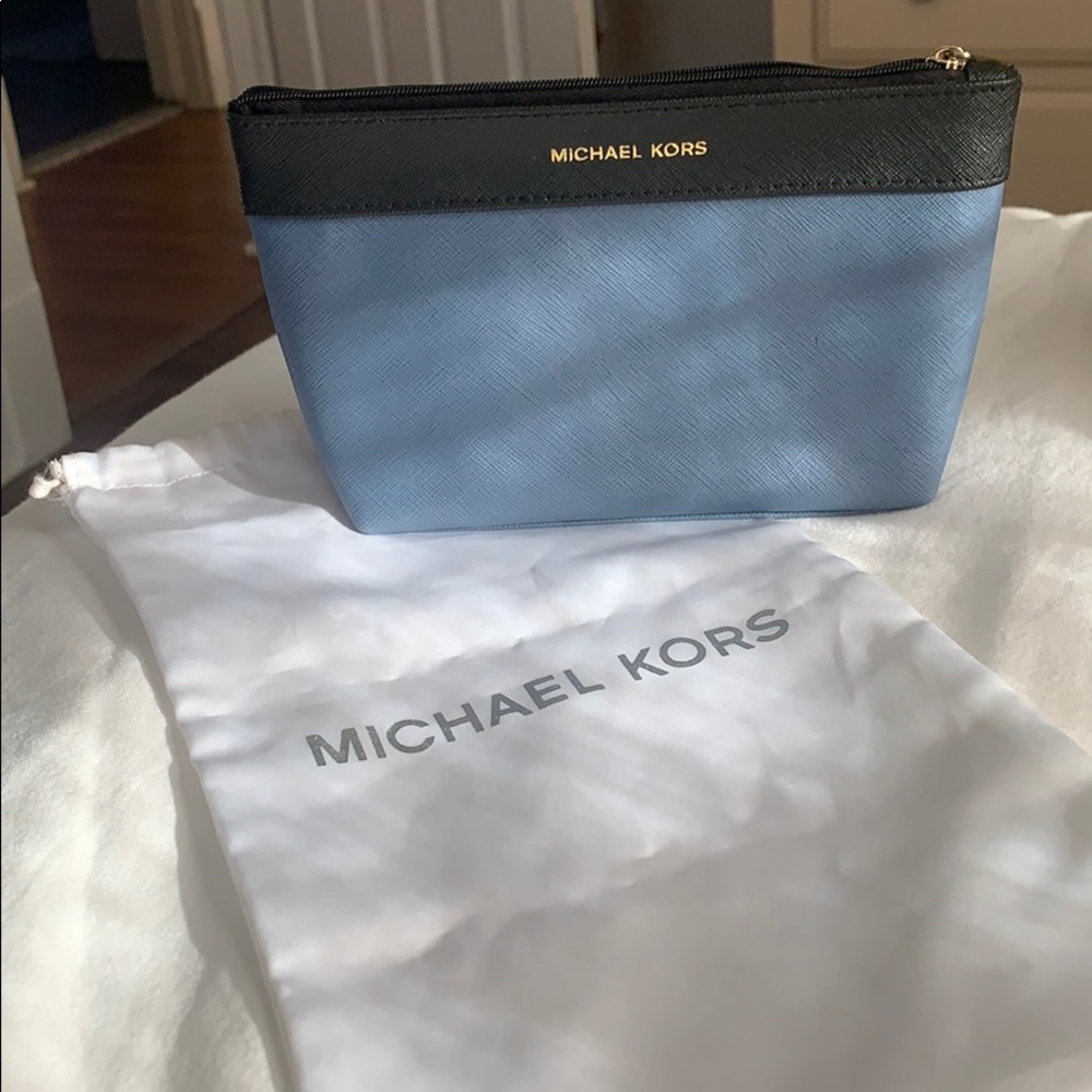 MICHAEL KORS Two Tone Leather Pouch W SATIN SLEEVE